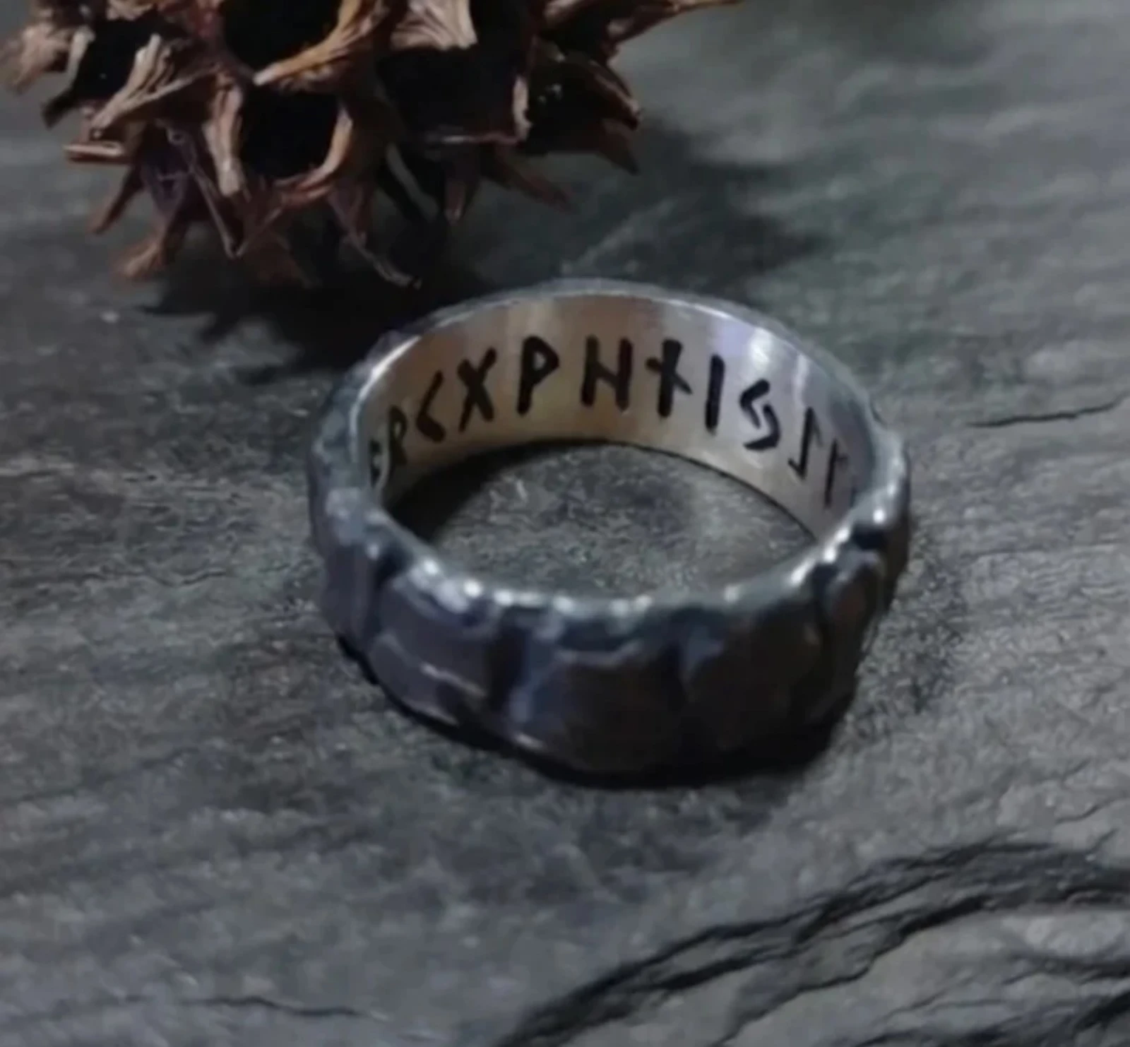 Anneau en acier avec runes vikings – photo 2